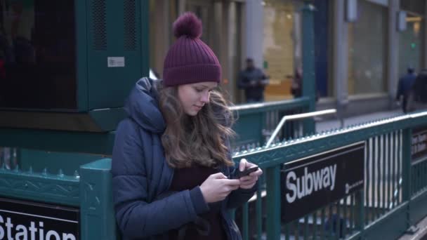 Mujer joven en Nueva York habla por teléfono — Vídeos de Stock