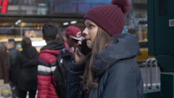 Молода жінка на розі вулиці в Манхеттен Нью-Йорк — стокове відео