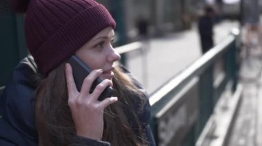 New York'ta Genç kadın telefonla konuşuyor