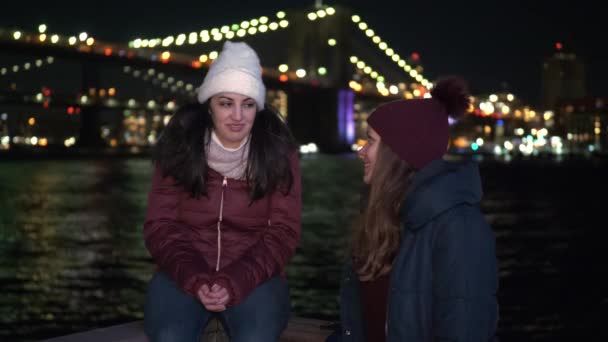 Disfrutando de un tiempo maravilloso en Nueva York en Brooklyn Bridge por la noche — Vídeo de stock