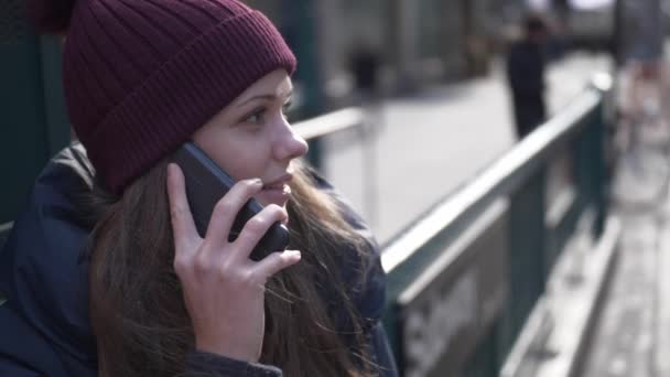 Ung kvinna i New York talar i telefon — Stockvideo