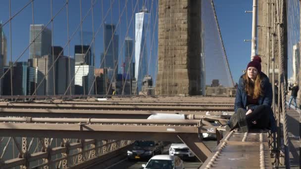 Красивая Девушка Бруклинском Мосту Наслаждается Солнечным Днем Время Отдыха Фотографии — стоковое видео
