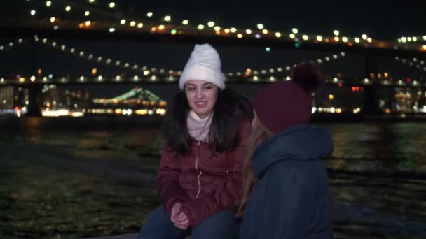 Disfrutando de un tiempo maravilloso en Nueva York en Brooklyn Bridge por la noche — Vídeo de stock