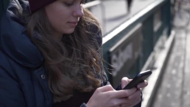 Mujer joven en Nueva York habla por teléfono — Vídeo de stock