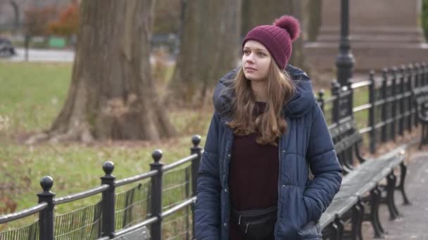 Jonge vrouwen genieten van hun ontspannen tijd in Central Park New York — Stockvideo