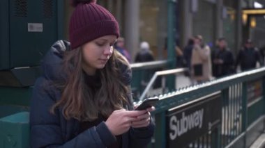 Sokak köşesinde Manhattan New York genç kadın