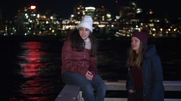 Két lány Fedezze fel New York-i este itt a Brooklyn-híd — Stock videók