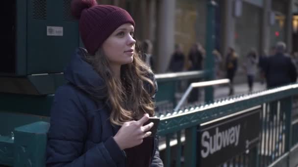 Mujer Joven Una Esquina Manhattan Nueva York Fotografía Viaje — Vídeos de Stock