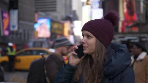 Mujer joven en Nueva York habla por teléfono — Vídeos de Stock