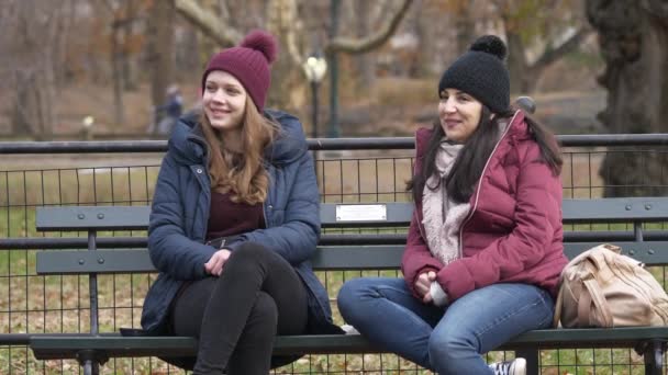 Le giovani donne si godono il loro momento di relax a Central Park New York — Video Stock