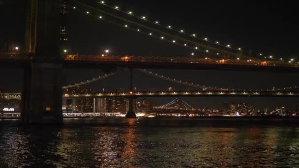 Maravilloso lugar en Nueva York por la noche el iluminado puente de Brooklyn — Vídeos de Stock