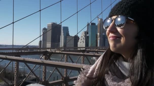 Mladá krásná žena na Brooklynský most v New Yorku se těší nádherný slunečný den — Stock video