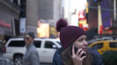 New York'ta Genç kadın telefonla konuşuyor