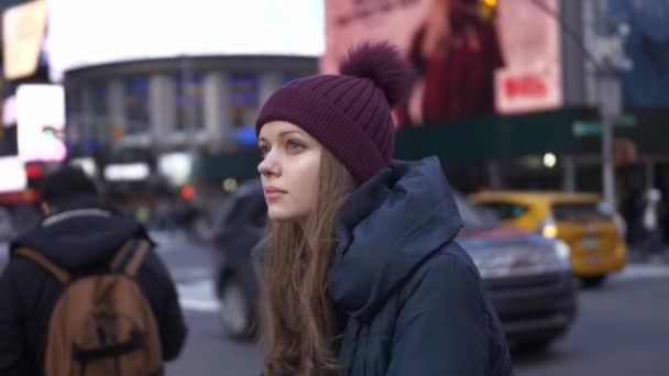 Hermosa chica en las calles de la ciudad de Nueva York — Vídeo de stock