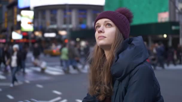 美丽的女孩在纽约市的街道 — 图库视频影像