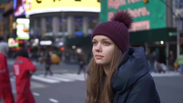 Bella ragazza per le strade di New York — Video Stock