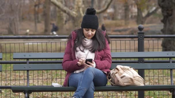 Ung Kvinna Sitter Bänk Central Park New York Resor Fotografering — Stockvideo