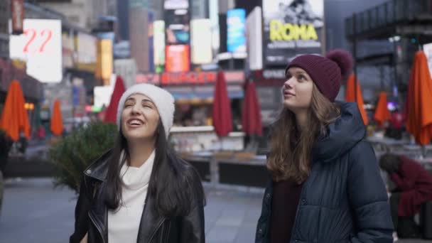 Amazing New York City young people on a sightseeing trip — Stock Video