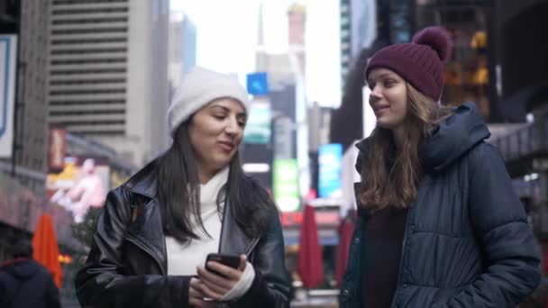 Twee meisjes op een sightseeing tour naar New York City — Stockvideo