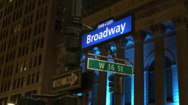 Geceleri Broadway sokak işareti