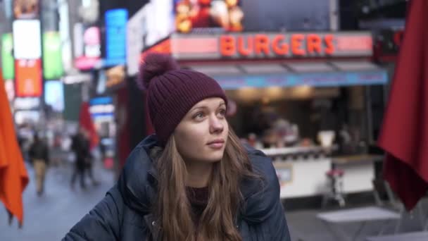 ニューヨーク マンハッタンへの観光旅行で美しい少女 — ストック動画
