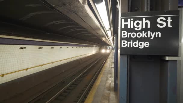 Brooklyn Köprüsü'nün High Street Metro istasyonunda — Stok video