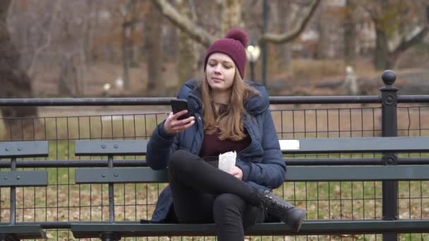 Junge Frau Sitzt Auf Einer Bank Central Park New York — Stockvideo