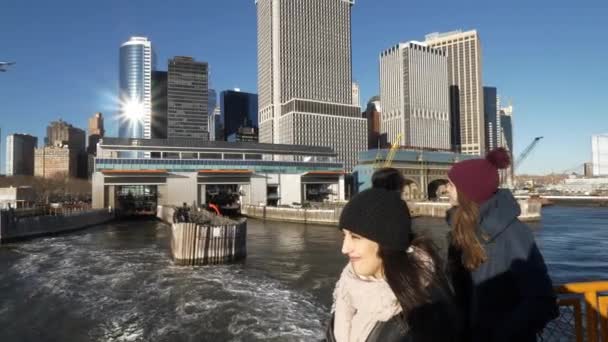 Vue imprenable sur Manhattan Skyline du centre-ville depuis Hudson River — Video