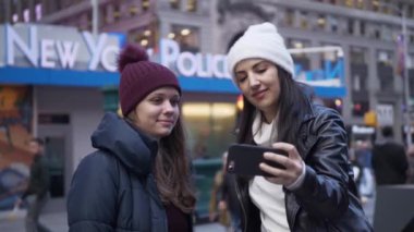 Times Meydanı'nda iki arkadaş New York'a onların tatil seyahat keyfini çıkarın.