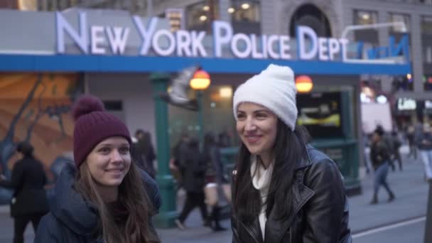 타임 스퀘어에서 두 친구 뉴욕에 그들의 휴가 여행을 즐길합니다 — 비디오