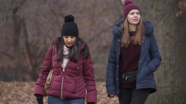 Dos chicas disfrutan de la naturaleza y el silencio en Central Park Nueva York — Vídeos de Stock