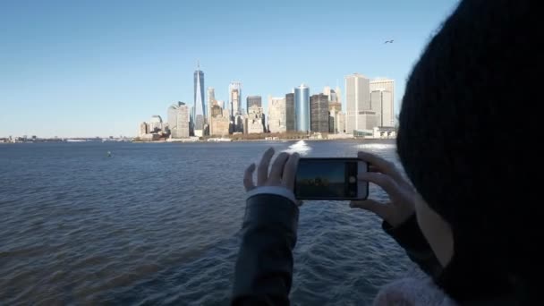 Δύο κορίτσια απολαμβάνουν τη θέα πάνω από το Manhattan skyline από ένα πλοίο — Αρχείο Βίντεο
