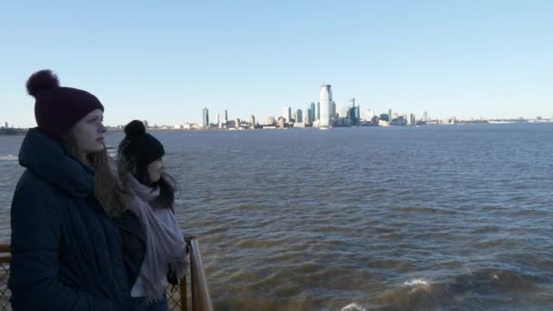 Trajektem přes řeku Hudson v New Yorku na krásný slunečný den — Stock video
