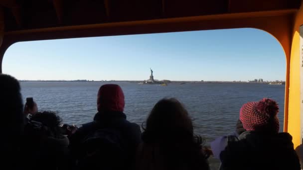 Dos chicas montan en el ferry de Staten Island en un día soleado — Vídeo de stock