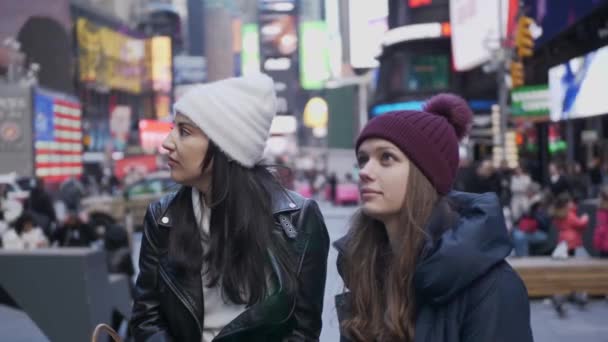 2 人の友人がニューヨークに休暇旅行を楽しむ — ストック動画