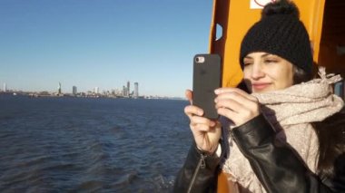 Hudson Nehri üzerinde tadını bir feribot New York ziyaret edenler