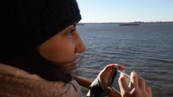 젊은 여자는 뉴욕에 그녀의 관광 여행에 사진을 찍는다합니다 — 비디오