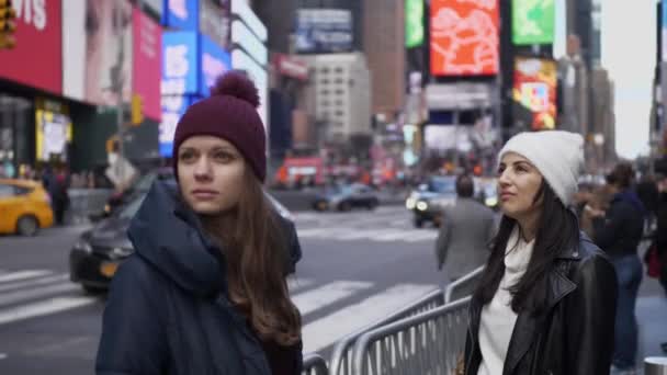 Due amici godono il loro viaggio di vacanza a New York — Video Stock