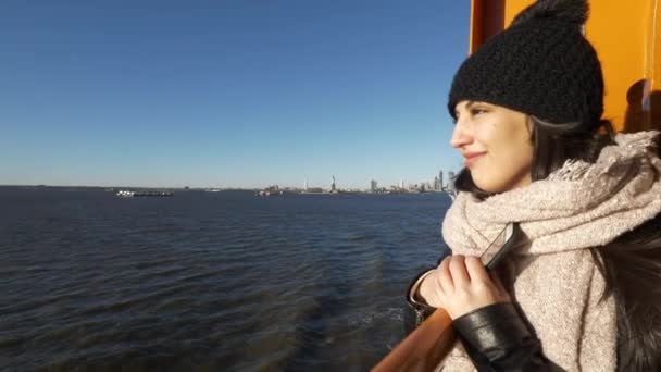 Mujer joven y hermosa en un ferry en Nueva York — Vídeos de Stock