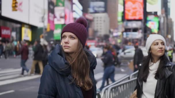 Dos amigos disfrutan de sus vacaciones en Nueva York — Vídeos de Stock