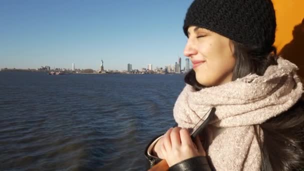 Młoda i piękna kobieta na prom w Nowym Jorku — Wideo stockowe
