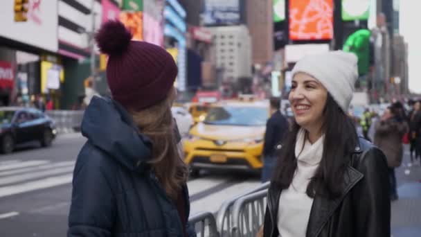 Dos amigos disfrutan de sus vacaciones en Nueva York — Vídeos de Stock