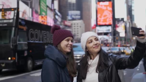 Due amici godono il loro viaggio di vacanza a New York — Video Stock