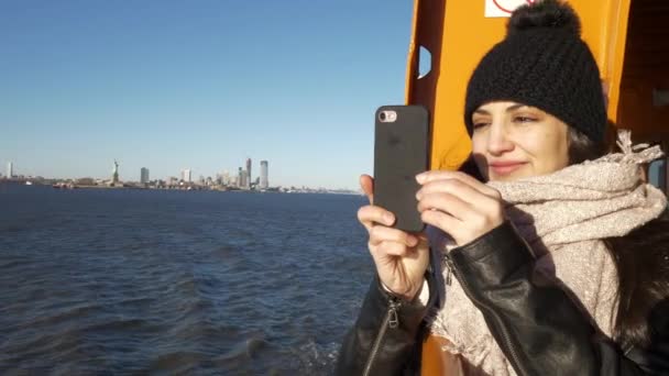 I visitatori di New York godono il viaggio su un traghetto sul fiume Hudson — Video Stock