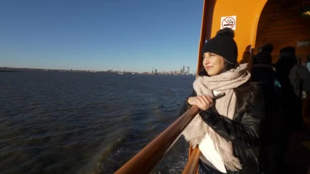 Mujer joven y hermosa en un ferry en Nueva York — Vídeos de Stock