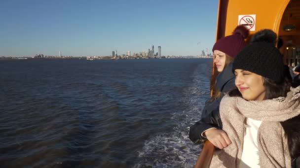 Dos mujeres jóvenes en un ferry en Nueva York — Vídeos de Stock