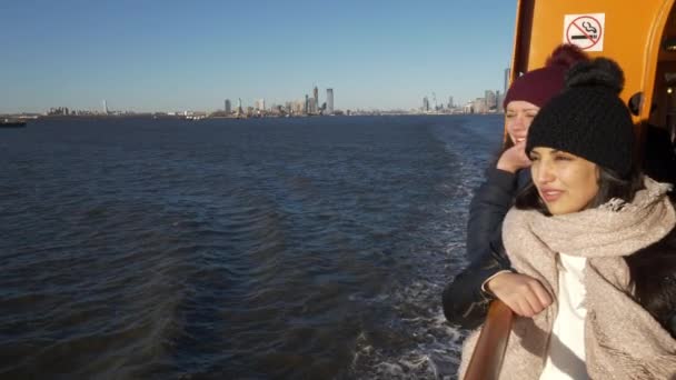 Montar un ferry sobre el río Hudson en Nueva York al atardecer — Vídeos de Stock