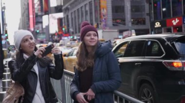 İki arkadaş New York'a onların tatil yolculuk keyfini çıkarın.