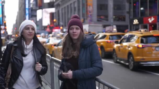 Dois amigos desfrutar de sua viagem de férias para Nova York — Vídeo de Stock