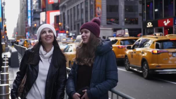 İki arkadaş New York'a onların tatil yolculuk keyfini çıkarın. — Stok video